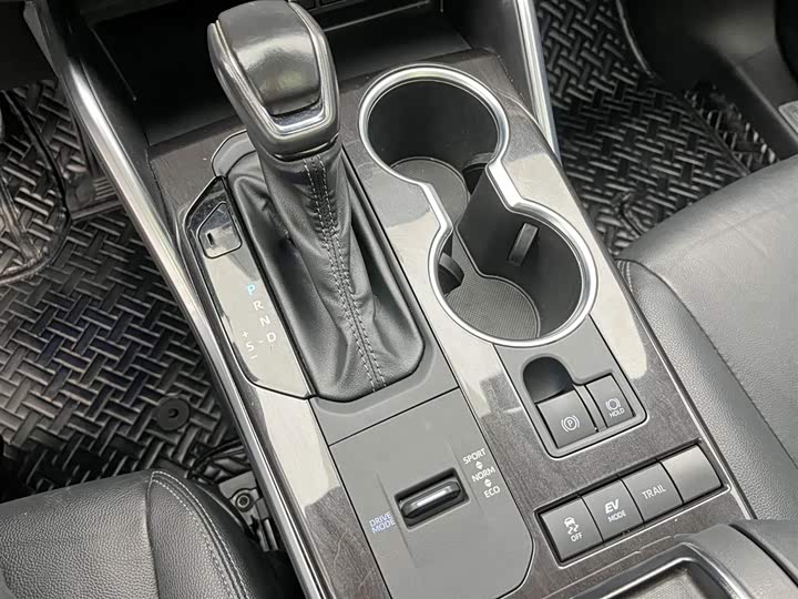 Фото 19 - Toyota Crown Kluger