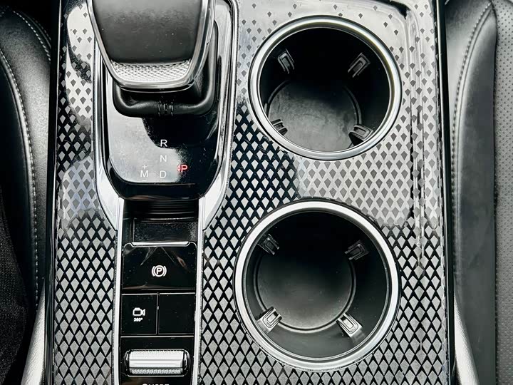 Фото 13 - Hongqi HS3