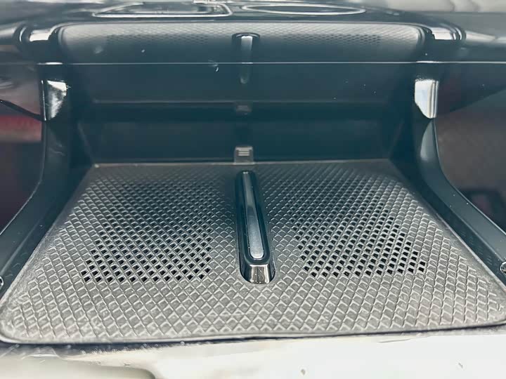 Фото 14 - Hongqi HS3