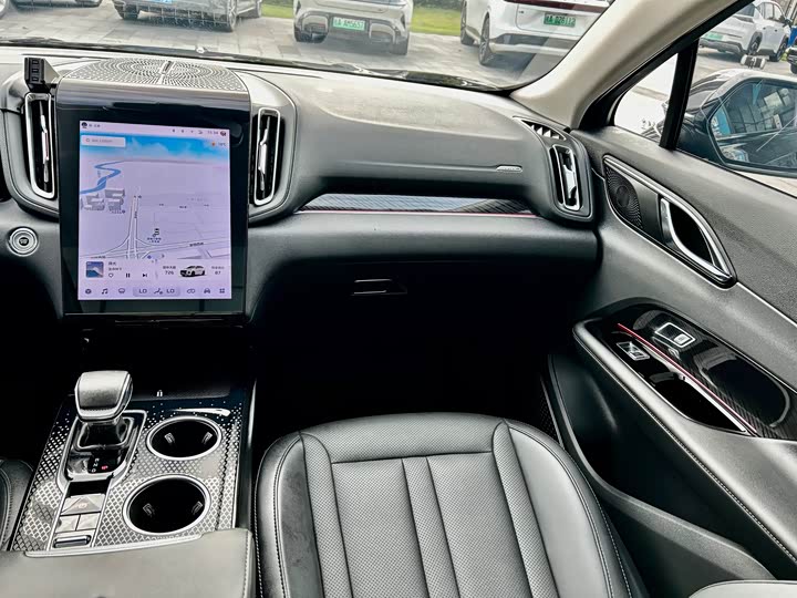 Фото 21 - Hongqi HS3