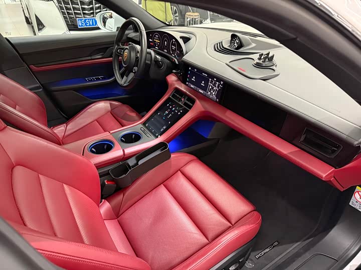 Фото 10 - Porsche Taycan