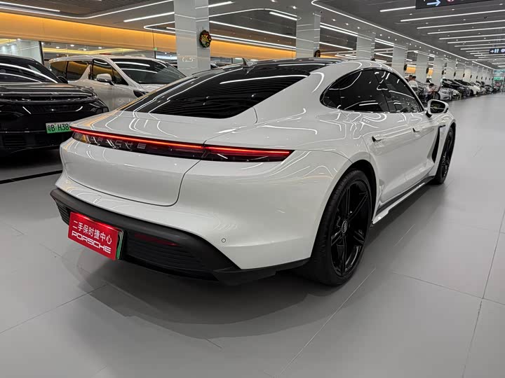 Фото 6 - Porsche Taycan