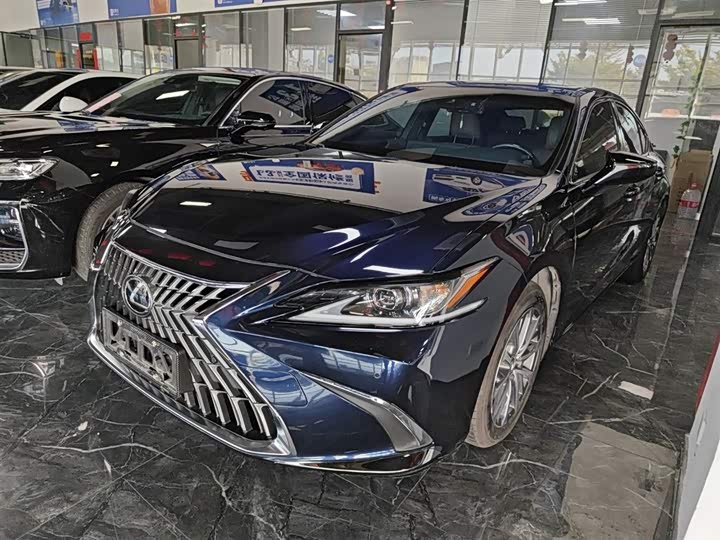 Фото 1 - Lexus ES