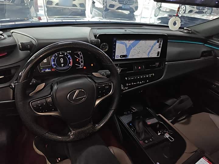 Фото 10 - Lexus ES