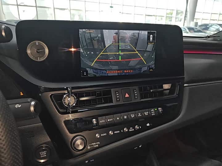 Фото 13 - Lexus ES