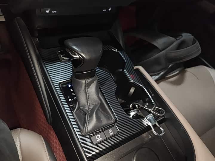 Фото 14 - Lexus ES