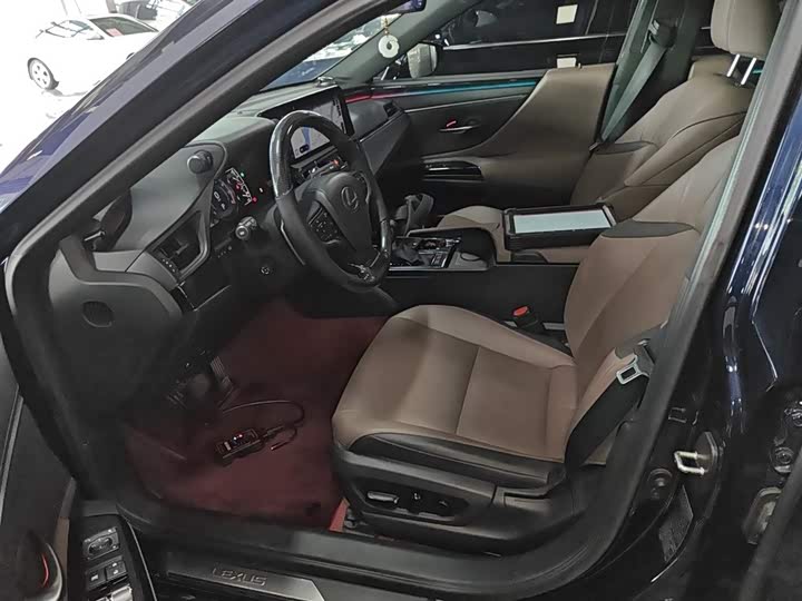 Фото 15 - Lexus ES