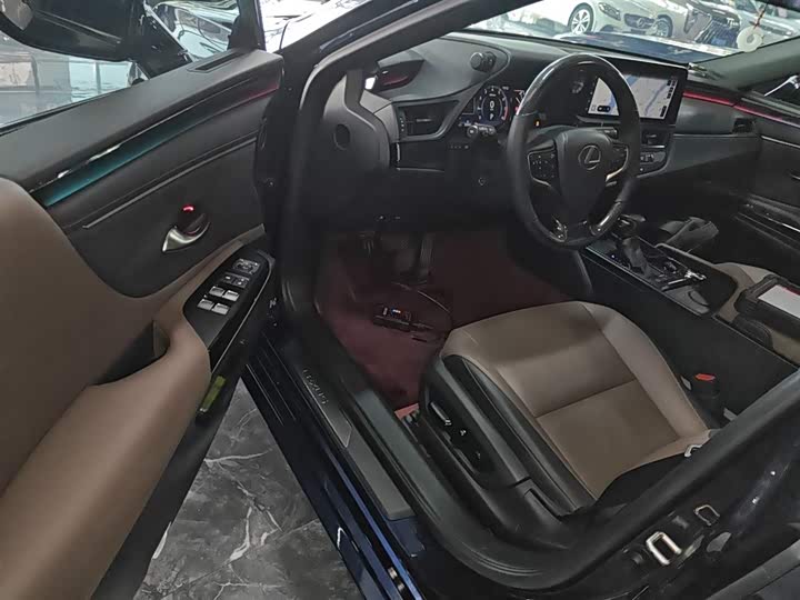 Фото 16 - Lexus ES