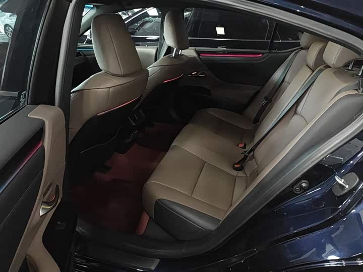 Фото 17 - Lexus ES