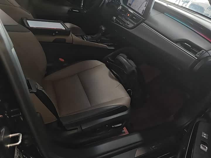 Фото 25 - Lexus ES