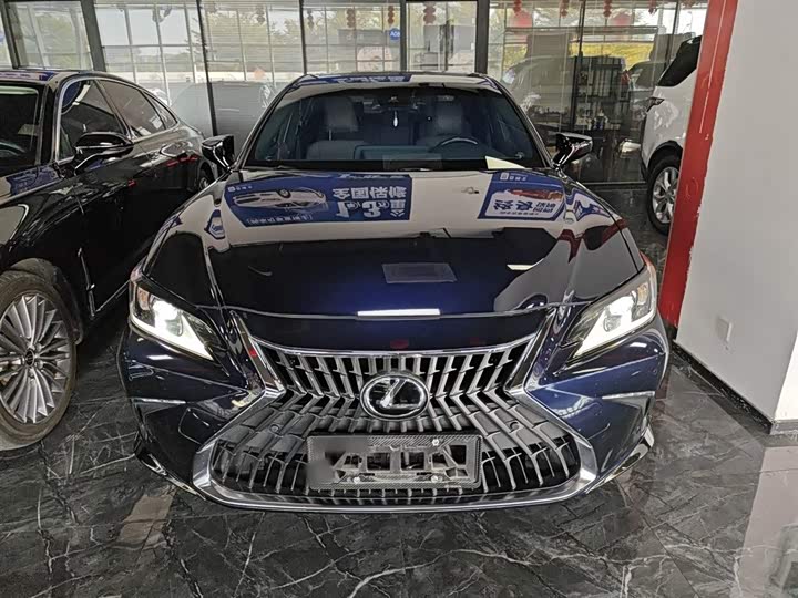 Фото 3 - Lexus ES