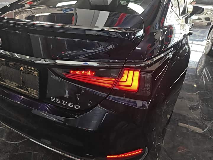 Фото 8 - Lexus ES