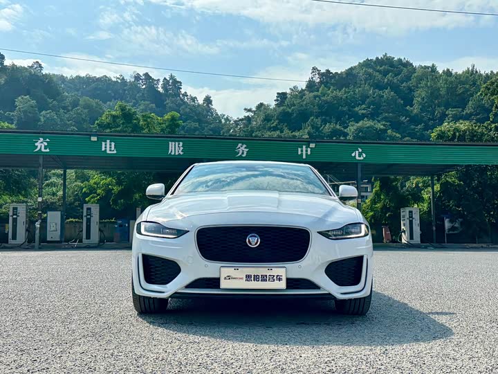 Фото 2 - Jaguar XE L