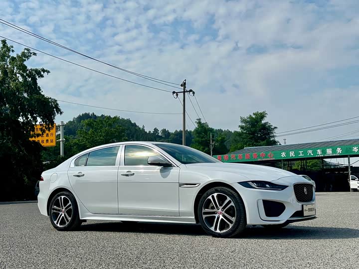 Фото 3 - Jaguar XE L