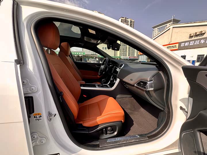 Фото 5 - Jaguar XE L