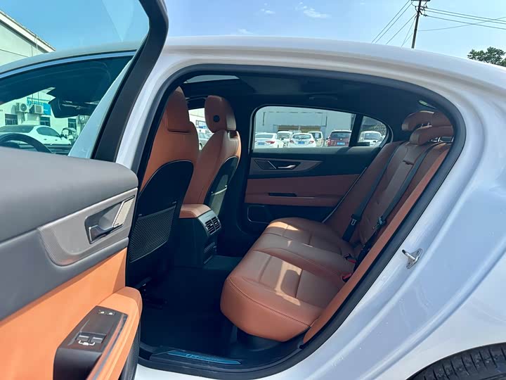 Фото 6 - Jaguar XE L