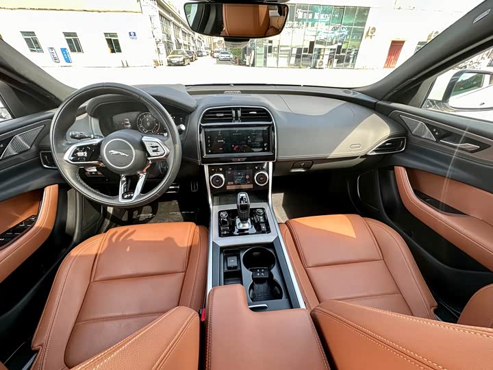 Фото 7 - Jaguar XE L