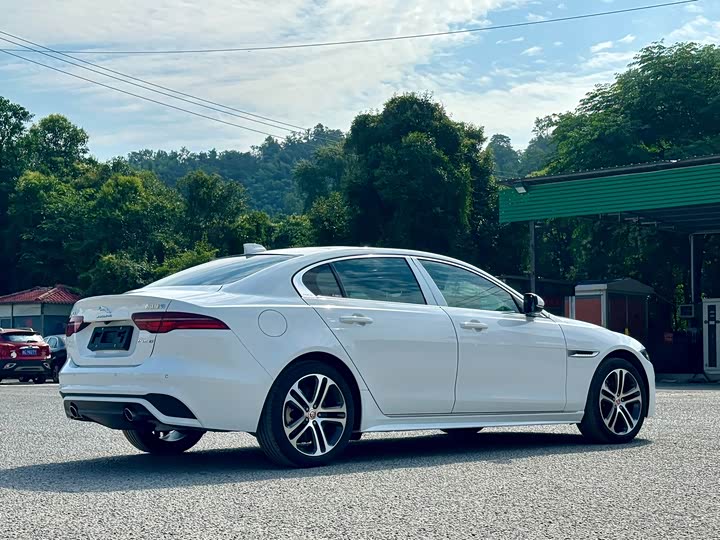 Фото 9 - Jaguar XE L