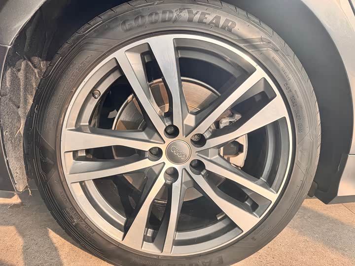 Фото 9 - Audi A6L