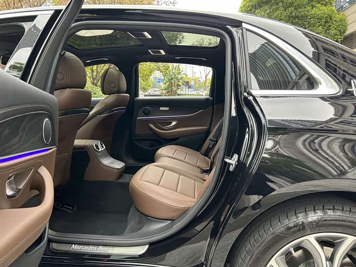 Фото 18 - Mercedes-Benz E-Class