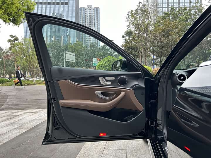 Фото 20 - Mercedes-Benz E-Class