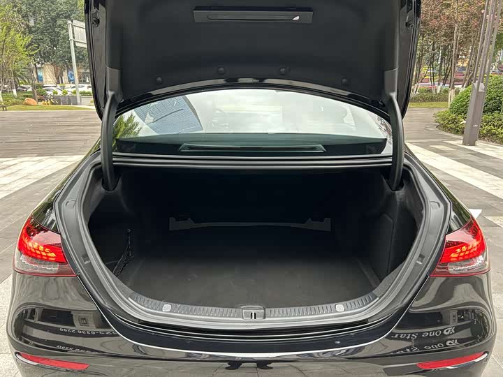 Фото 9 - Mercedes-Benz E-Class