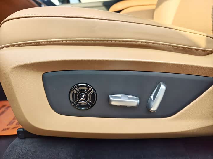 Фото 11 - LiXiang One