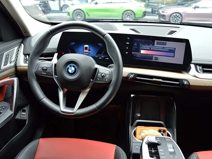 Фото 10 - BMW iX1