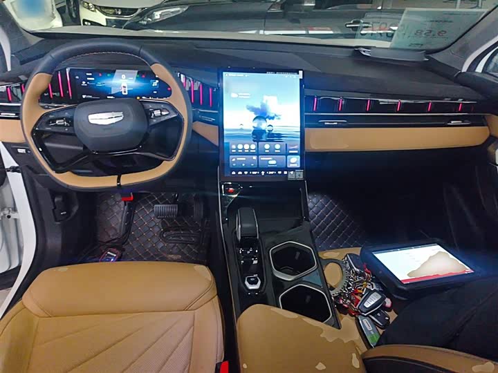 Фото 10 - Geely Atlas L