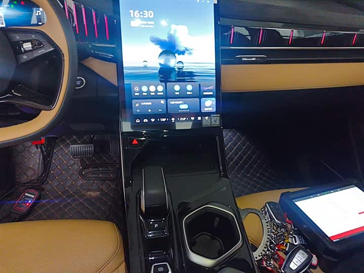 Фото 13 - Geely Atlas L