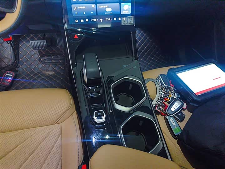 Фото 14 - Geely Atlas L