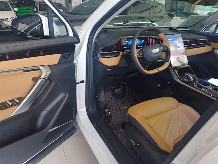 Фото 16 - Geely Atlas L