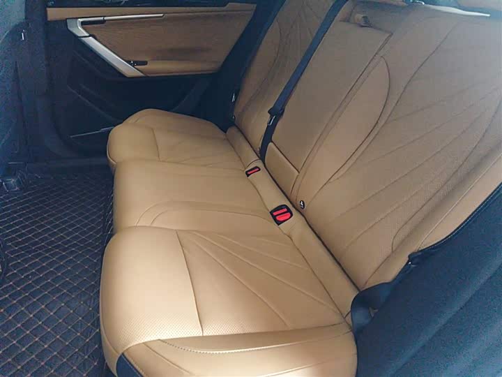 Фото 17 - Geely Atlas L