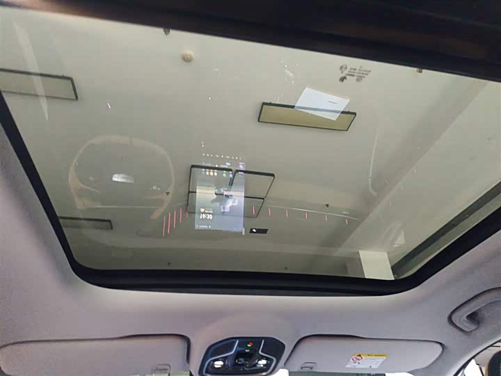 Фото 18 - Geely Atlas L