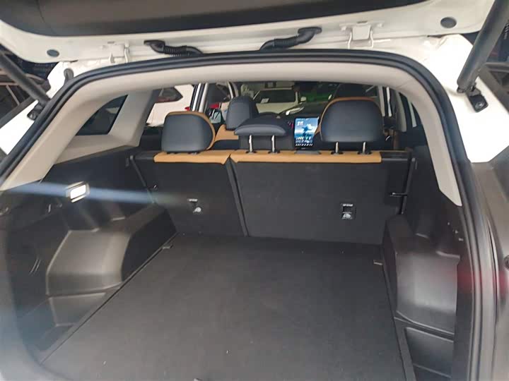 Фото 19 - Geely Atlas L