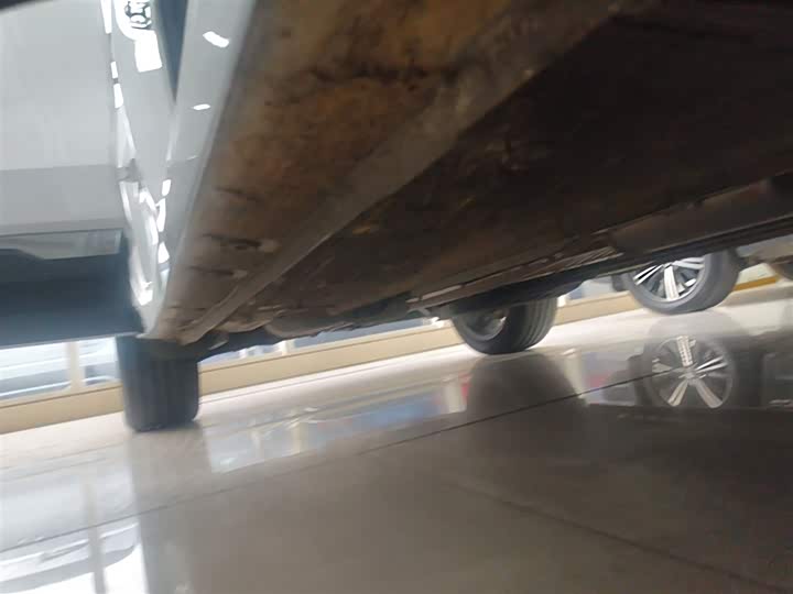 Фото 21 - Geely Atlas L