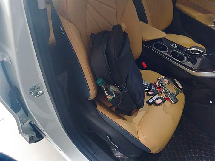 Фото 25 - Geely Atlas L