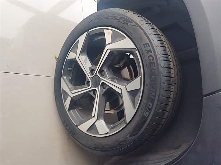 Фото 26 - Geely Atlas L