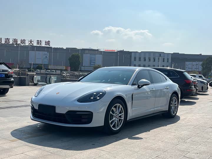 Фото 1 - Porsche Panamera