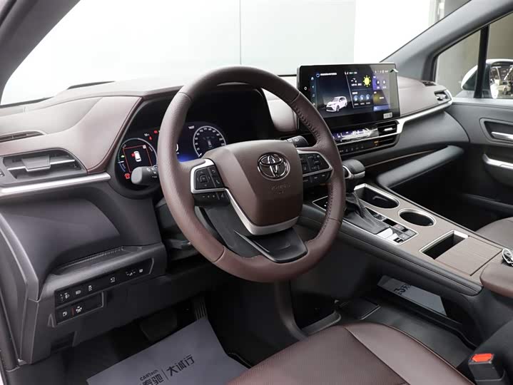 Фото 14 - Toyota Granvia