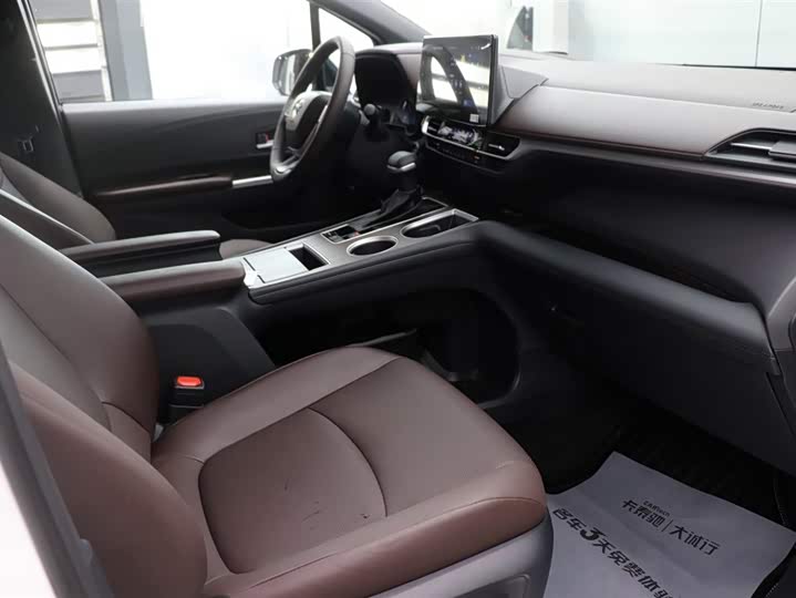 Фото 16 - Toyota Granvia