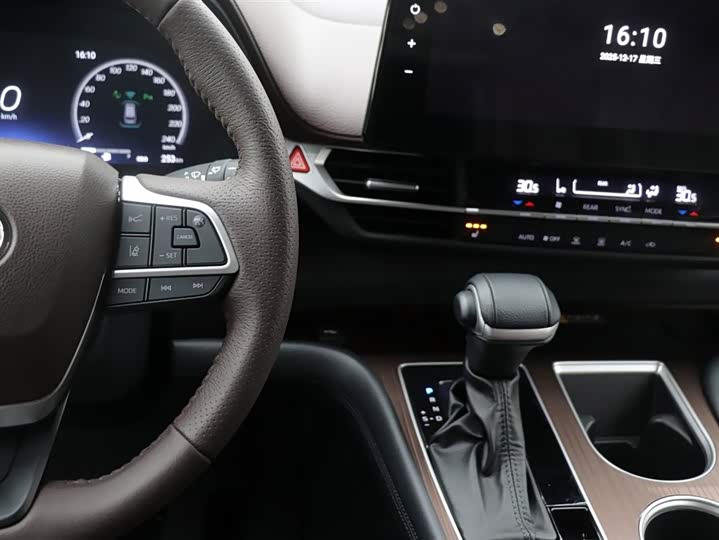 Фото 20 - Toyota Granvia