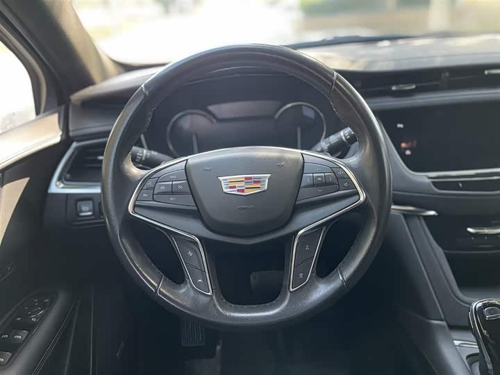 Фото 19 - Cadillac XT5