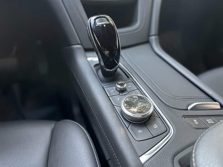 Фото 21 - Cadillac XT5