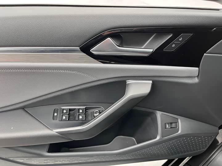 Фото 17 - Volkswagen Sagitar L