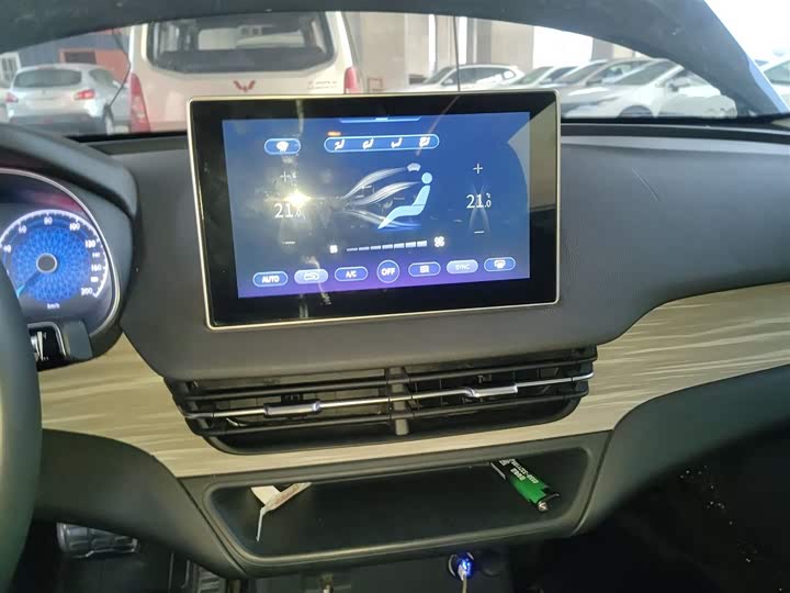 Фото 13 - Hongqi E-QM5