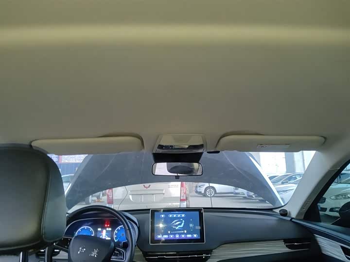 Фото 18 - Hongqi E-QM5