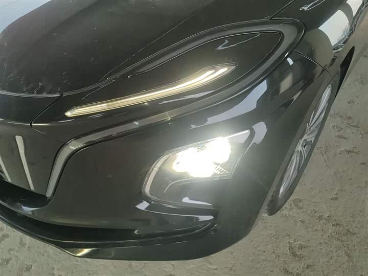 Фото 24 - Hongqi E-QM5