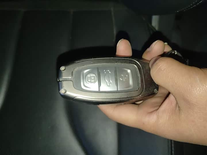 Фото 9 - Hongqi E-QM5