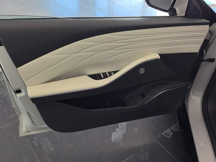 Фото 7 - Geely Galaxy E8